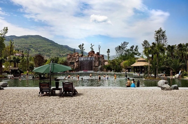 飞驰的县域经济·广元<font color='red'>剑阁县</font>④｜经济温泉“裂变”：从一个温泉酒店到一座温泉小镇