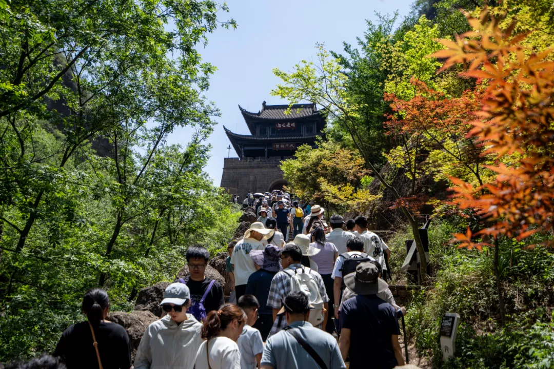 鱼灯照亮蜀道游客“粽”情剑门——<font color='red'>剑阁县</font>2025年端午假日旅游市场综述