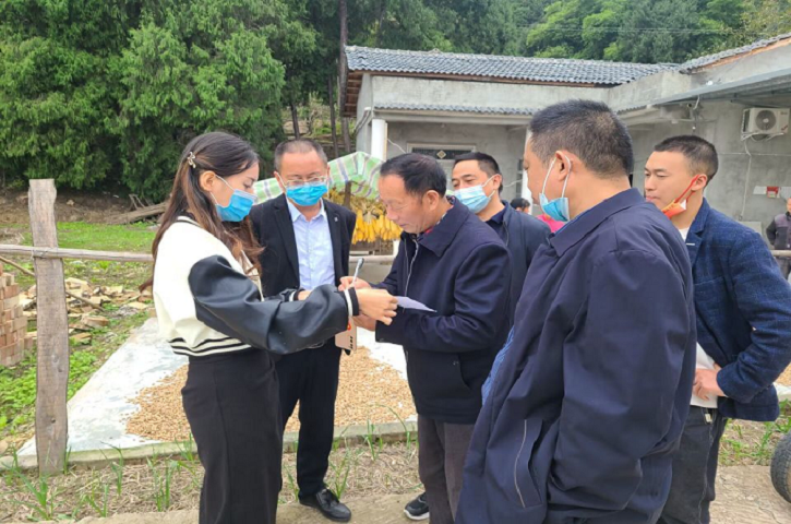 唐永红到<font color='red'>剑阁县</font>元山镇石楼村检查指导驻村帮扶工作