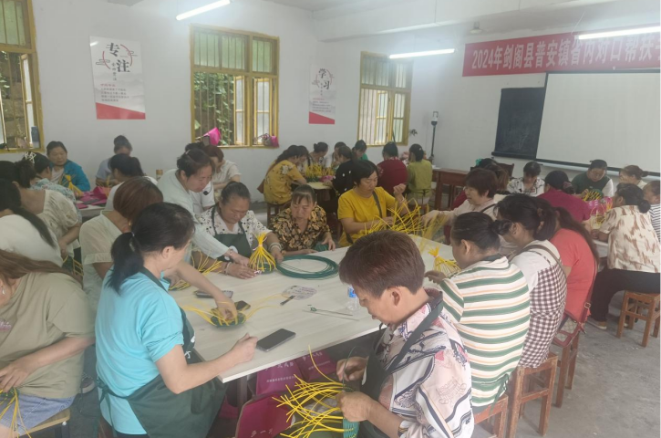 <font color='red'>剑阁县</font>人社局：手工藤编培训 编织群众致富“路”