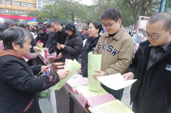 <font color='red'>剑阁县</font>人社局开展“阳光人社·服务民生”“政务开放日”活动