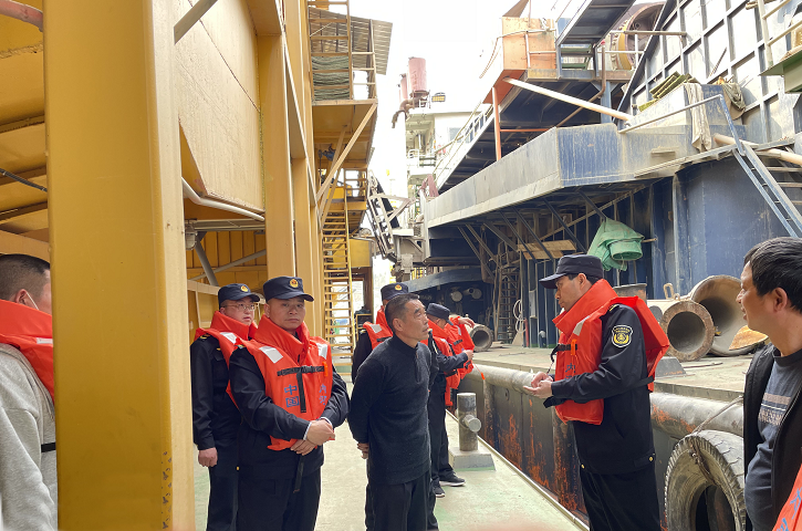 剑阁县交通运输综合行政<font color='red'>执法</font>大队开展禁捕禁采期水上交通安全巡航<font color='red'>执法</font>