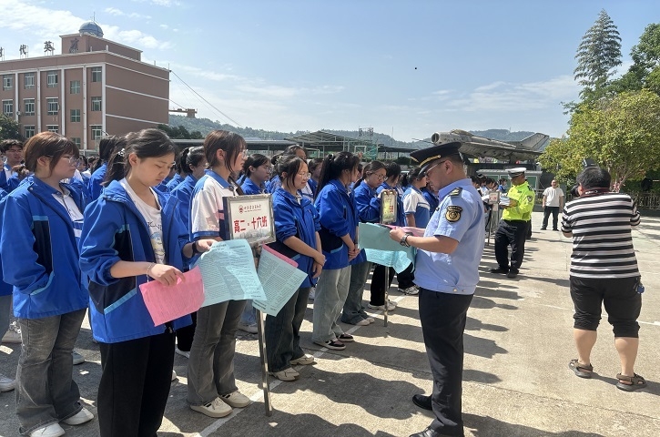 剑阁交通运输综合行政<font color='red'>执法</font>大队开展“抵制非法营运，守护公路畅通”法制宣传进校园活动