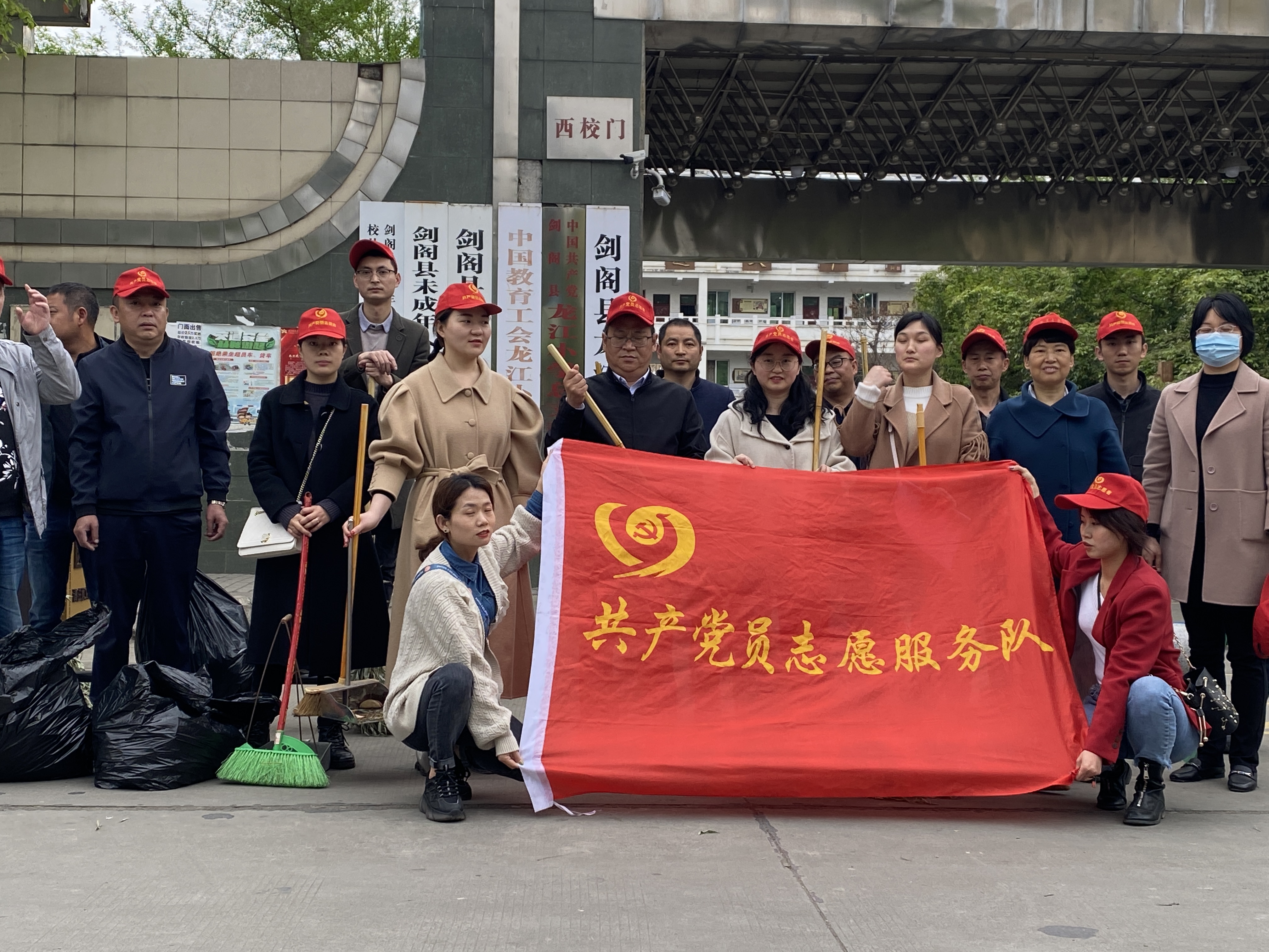 <font color='red'>剑阁县</font>水利局机关支部积极开展爱国卫生大扫除活动