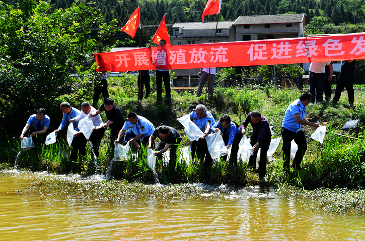 <font color='red'>剑阁县</font>：开展增殖放流 助力生态恢复