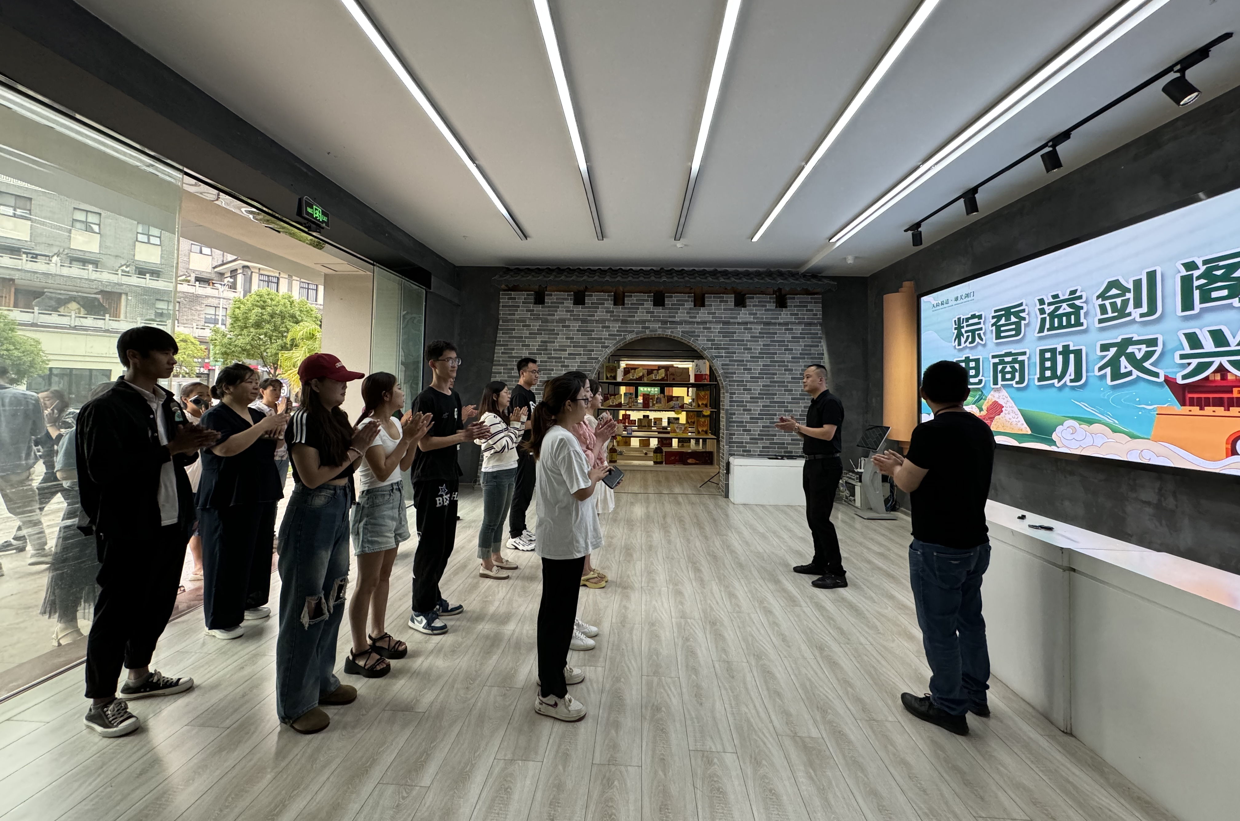 <font color='red'>剑阁县</font>举办“粽香溢剑阁 电商助农兴”端午电商促销活动