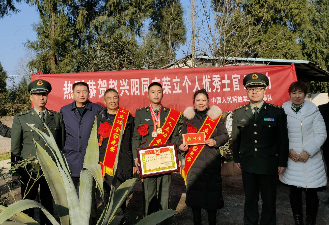 一人立功，全家光荣！ <font color='red'>剑阁县</font>退役军人事务局为立功军人家庭送喜报