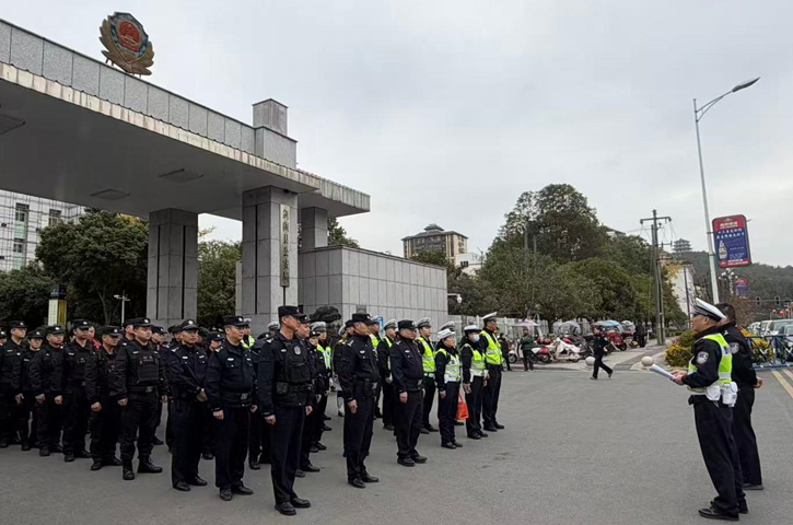 <font color='red'>剑阁县</font>公安局开展冬季道路交通违法集中整治行动