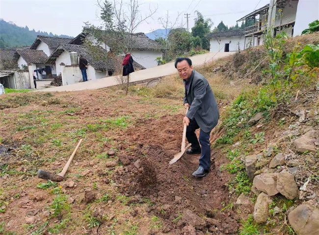 王河镇驻村帮扶力量开展三同时活动 (1).jpg